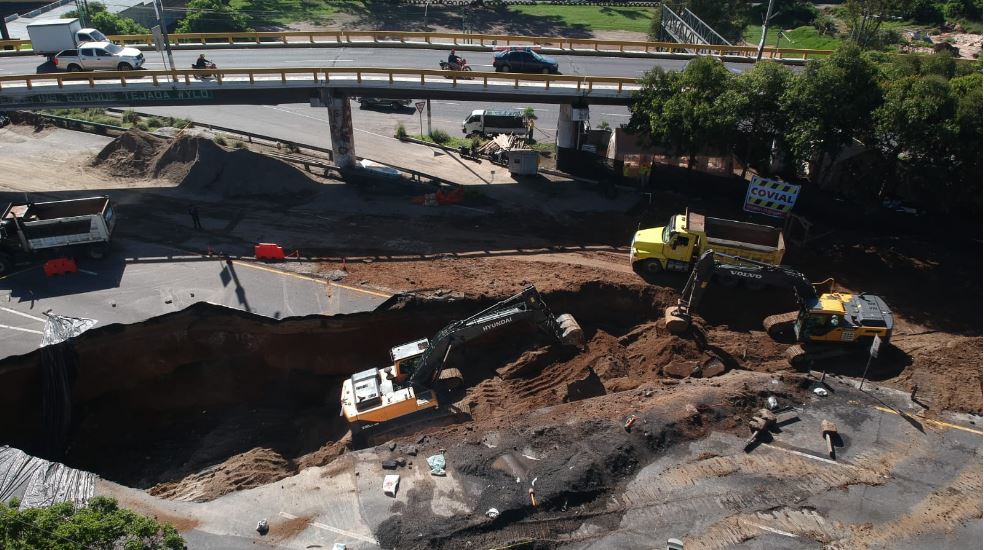 “Allí ya no habrá más carretera”: Giammattei dice que tendrán que comprar puentes debido a falla en el hundimiento de Villa Nueva