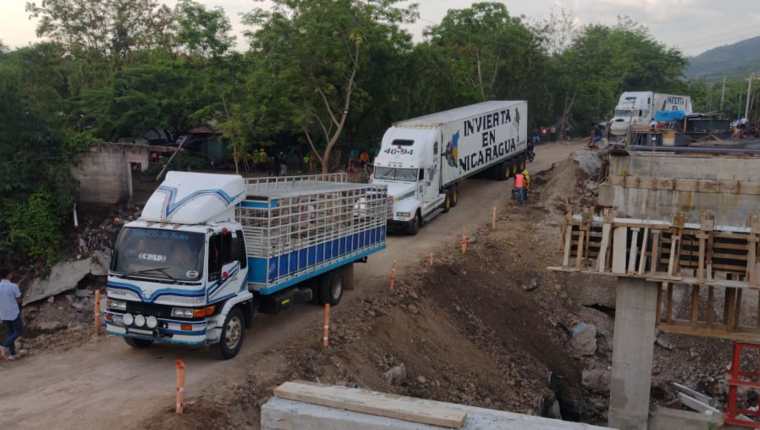 Covial informó que este sábado 4 de junio había habilitado un carril para el paso de vehículos a un costado del puente Petapilla. Foto AGN.