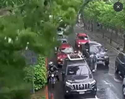 Video muestra el momento en que una rama de árbol cae sobre varios vehículos en zona 10