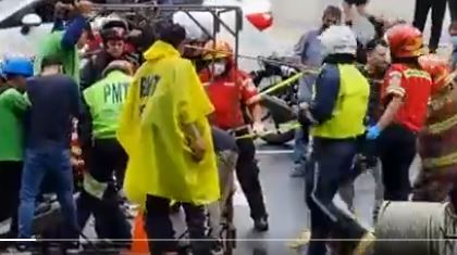 Rescate de tres de los trabajadores de Empagua. (Foto: del sitio InfoGT Noticias/Twitter)