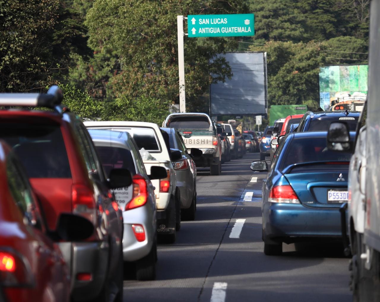 Aparte de los tramos dañados, en otras carreteras se congestiona el tránsito ya que están siendo usadas como vías alternas. (Foto, Prensa Libre: Carlos Hernández).