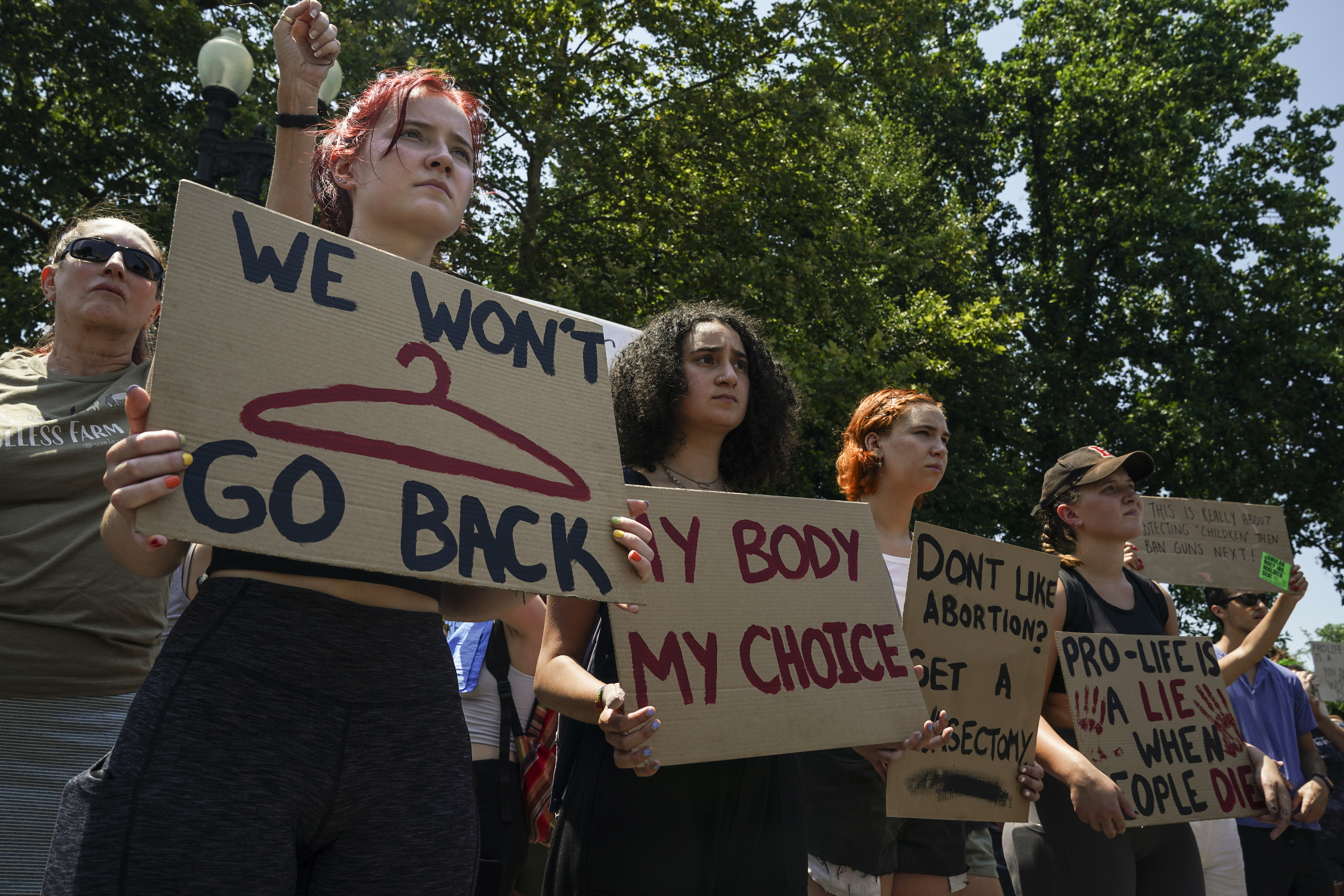 Manifestantes se reúnen frente al edificio del Tribunal Supremo en Washington, el domingo 26 de junio de 2022. (Foto Prensa Libre: Shuran Huang /The New York Times)