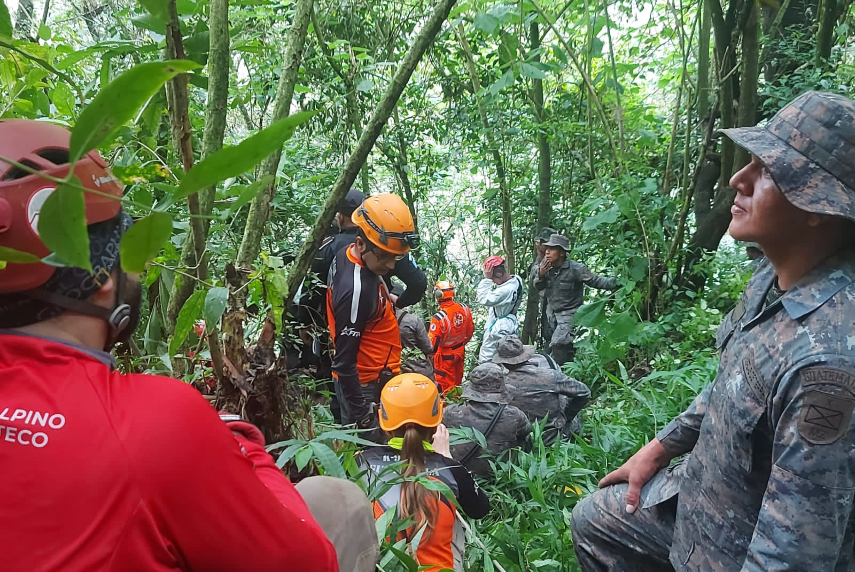 Bomberos Municipales, Voluntarios y soldados participaron de la búsqueda de Silvia Marcucci en áreas de la zona 16 capitalina. La localizaron sin vida este sábado 4 de junio. Foto Bomberos Voluntarios.