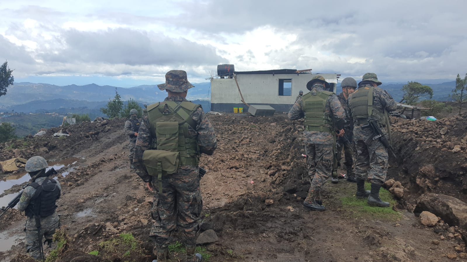 Las fuerzas de seguridad localizan nueve búnker puntos estratégicos de Tajumulco e Ixchiguán, San Marcos, donde rige un estado de Sitio. (Foto Prensa Libre: Ejército de Guatemala) 