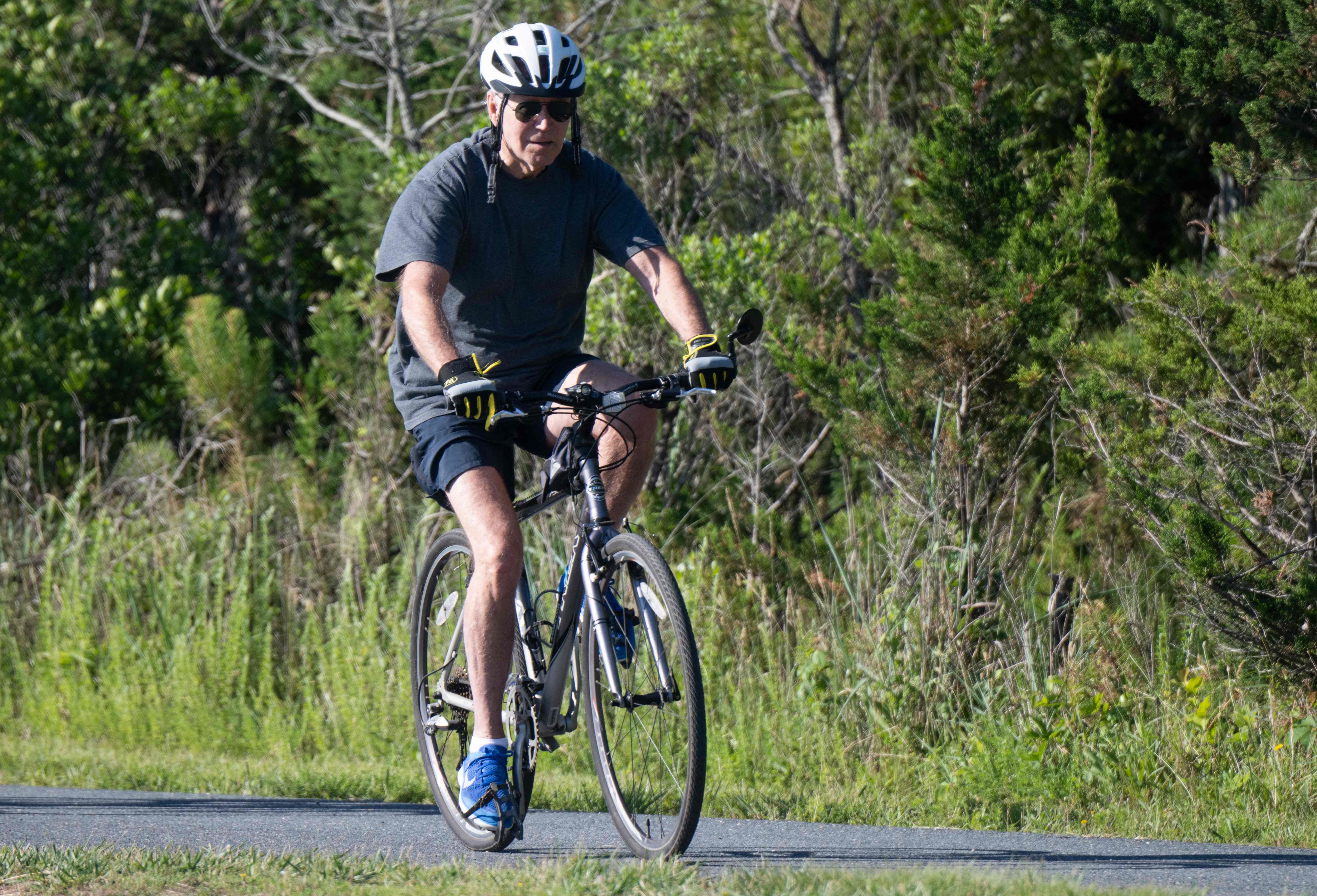 El presidente de los Estados Unidos, Joe Biden, monta su bicicleta en el Parque Estatal Gordon's Pond en Rehoboth Beach, Delaware. (Foto Prensa Libre: AFP)