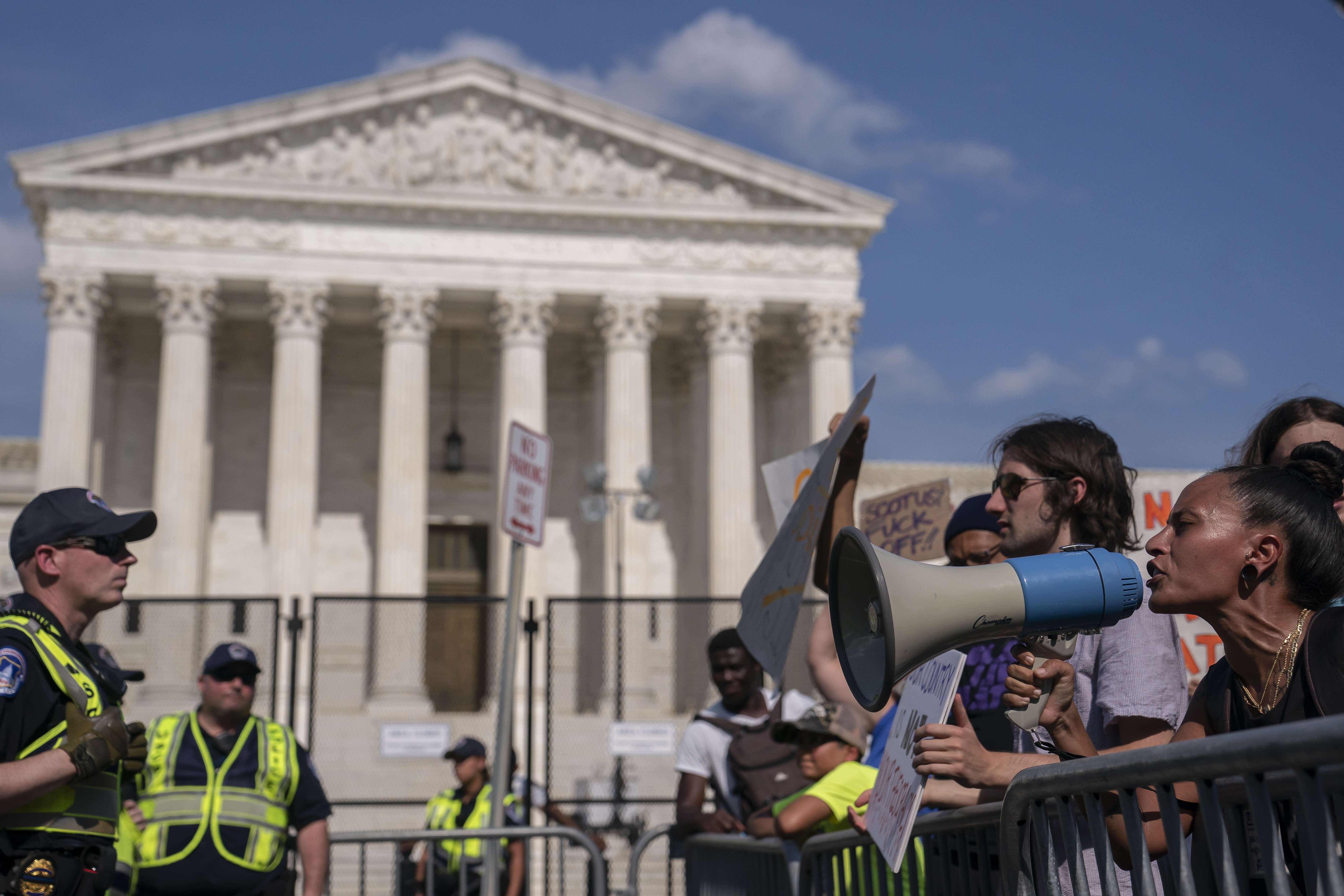 Activistas por el derecho al aborto discuten frente al Tribunal Supremo el 26 de junio de 2022 en Washington, DC. (Foto Prensa Libre: Nathan Howard/Getty Images/AFP)