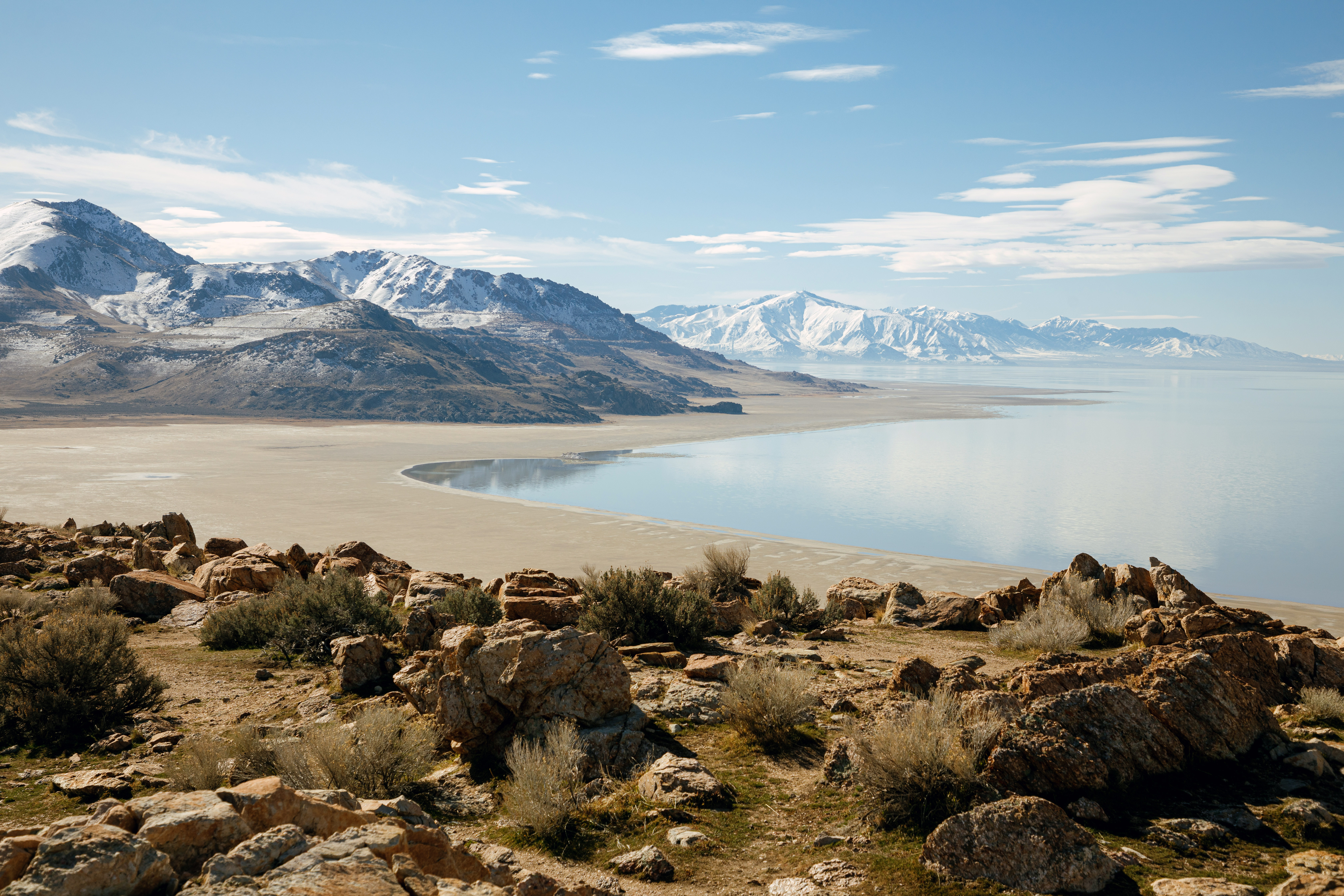 El Gran Lago Salado, cada vez más pequeño, visto desde el Parque Estatal de Antelope, en Utah, el 15 de marzo de 2022. (Foto Prensa Libre: Bryan Tarnowski/The New York Times)