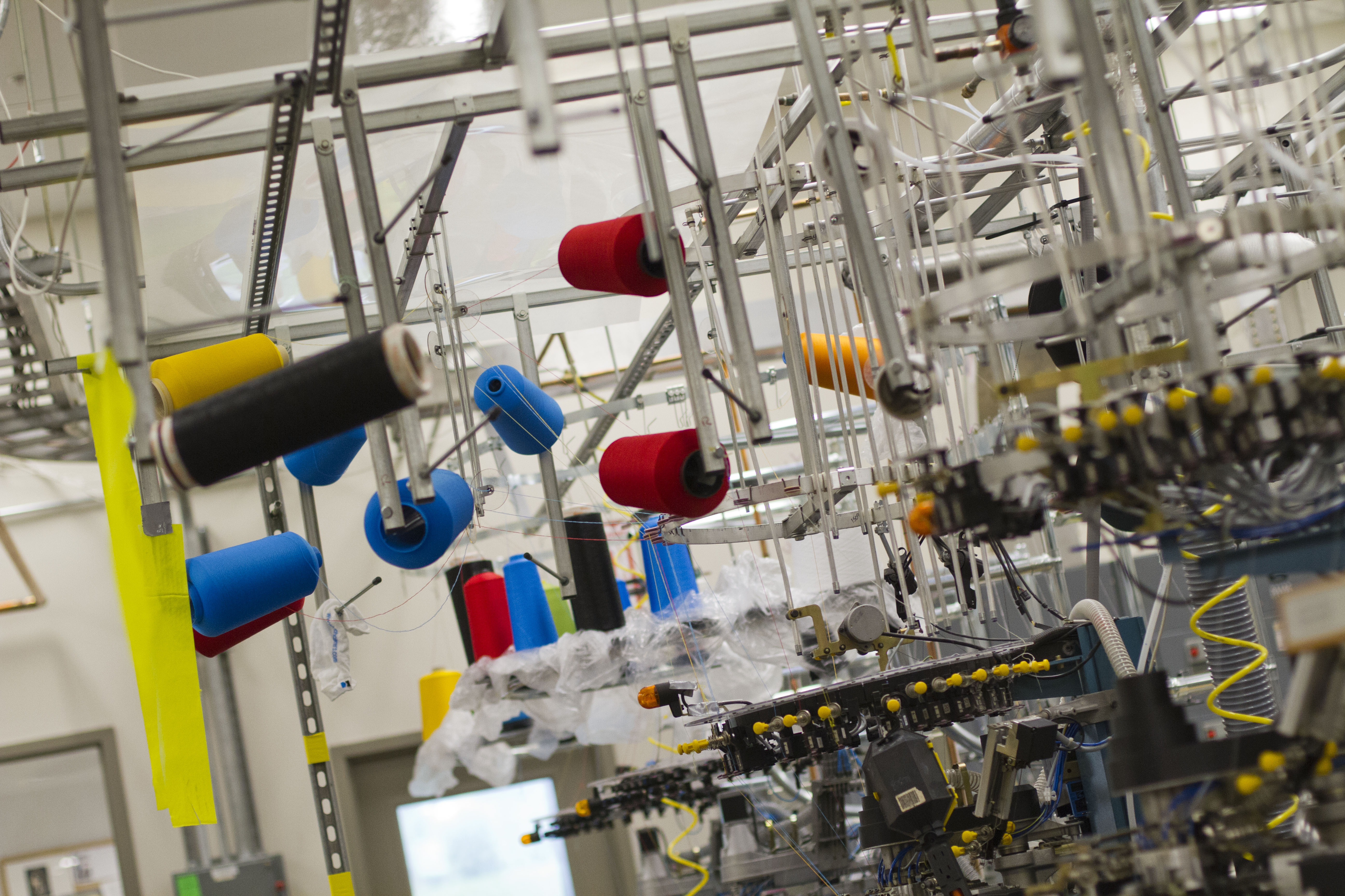 Bobinas de fibra de lycra en un centro de investigación de Invista en Newark, Delhi, el 22 de julio de 2014. (Foto Prensa Libre: Jessica Kourkounis/The New York Times)