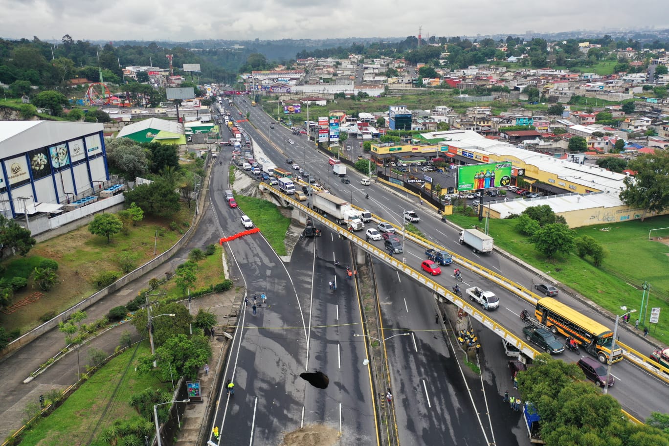 El paso de vehículos esta interrumpido en el kilómetro 15 ruta al pacifico. (Foto Prensa Libre: Roberto López) 