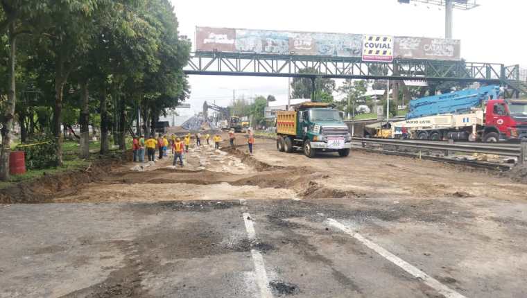 Los trabajos de reparación en el km 15 de la ruta al Pacífico continúan luego de un hundimiento en Villa Nueva. (Foto Prensa Libre: Roberto López)