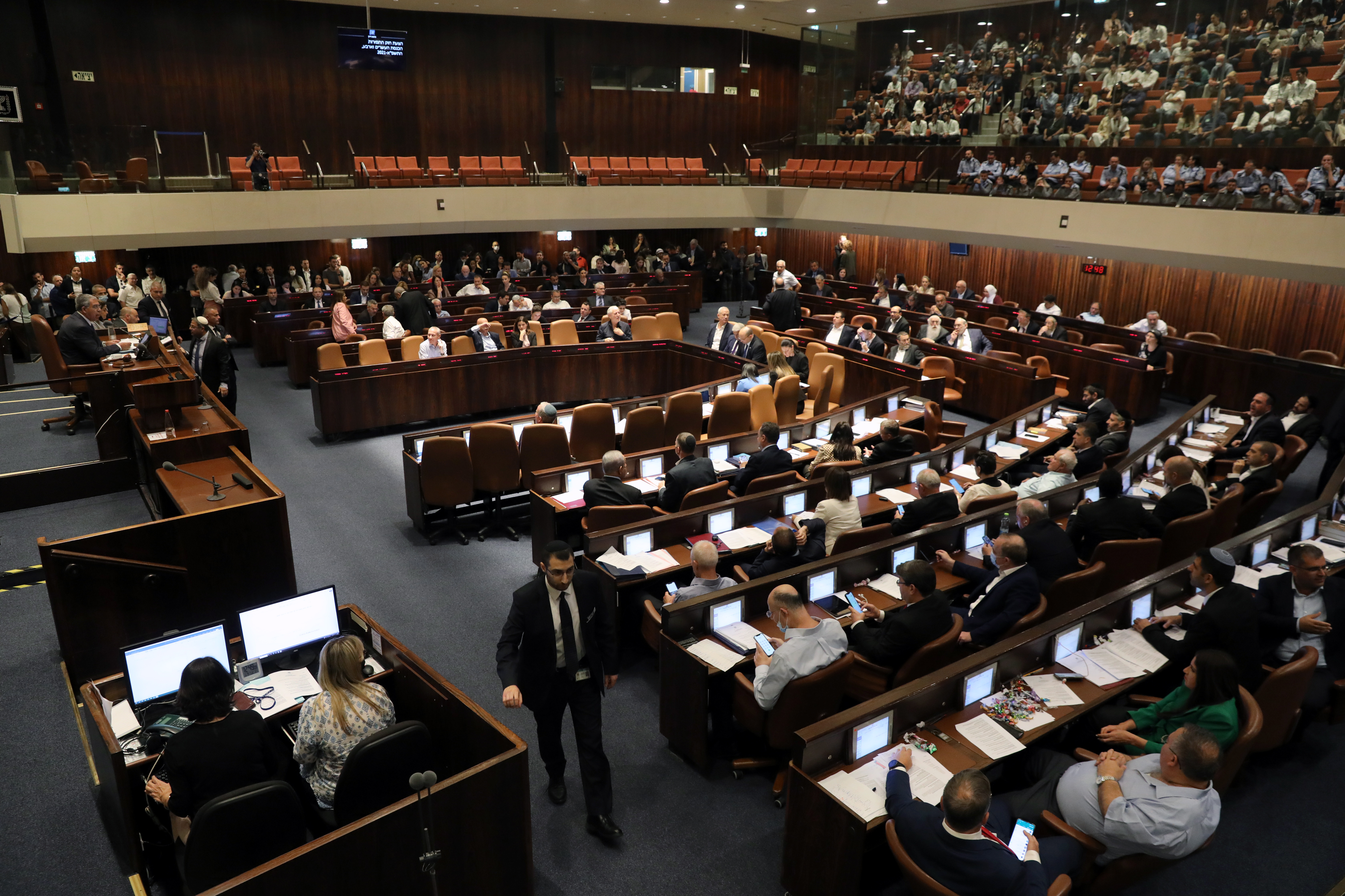 Miembros de la Knesset asisten a una sesión de votación para disolver el Parlamento israelí, en Jerusalén, Israel, el 22 de junio de 2022. (Foto Prensa Libre: Abir Sultan / EFE)