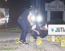 Peritos e investigadores del Minsiterio Público recaban evidencias en donde ocurrió un ataque armado. (Foto: Prensa Libre. Cortesía)