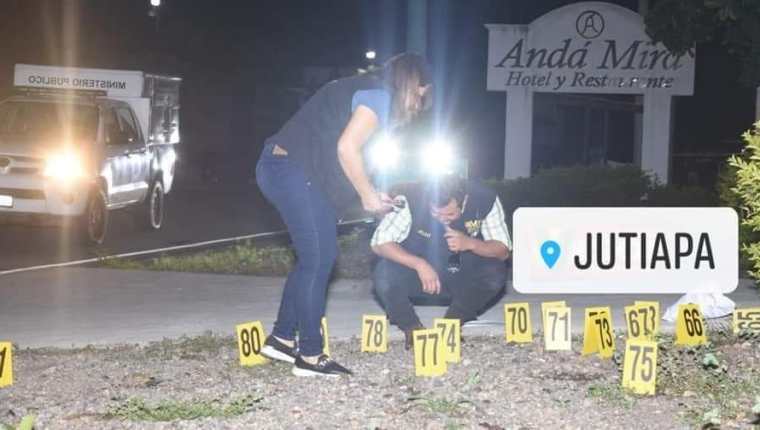 Peritos e investigadores del Minsiterio Público recaban evidencias en donde ocurrió un ataque armado. (Foto: Prensa Libre. Cortesía)