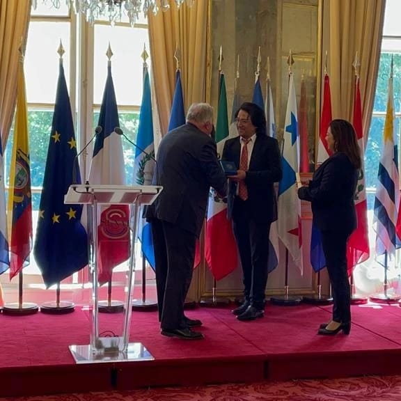 Juan Pablo Flores, músico guatemalteco recibe la Medalla del Senado Francés.  (Foto Prensa Libre: cortesía JP Flores)