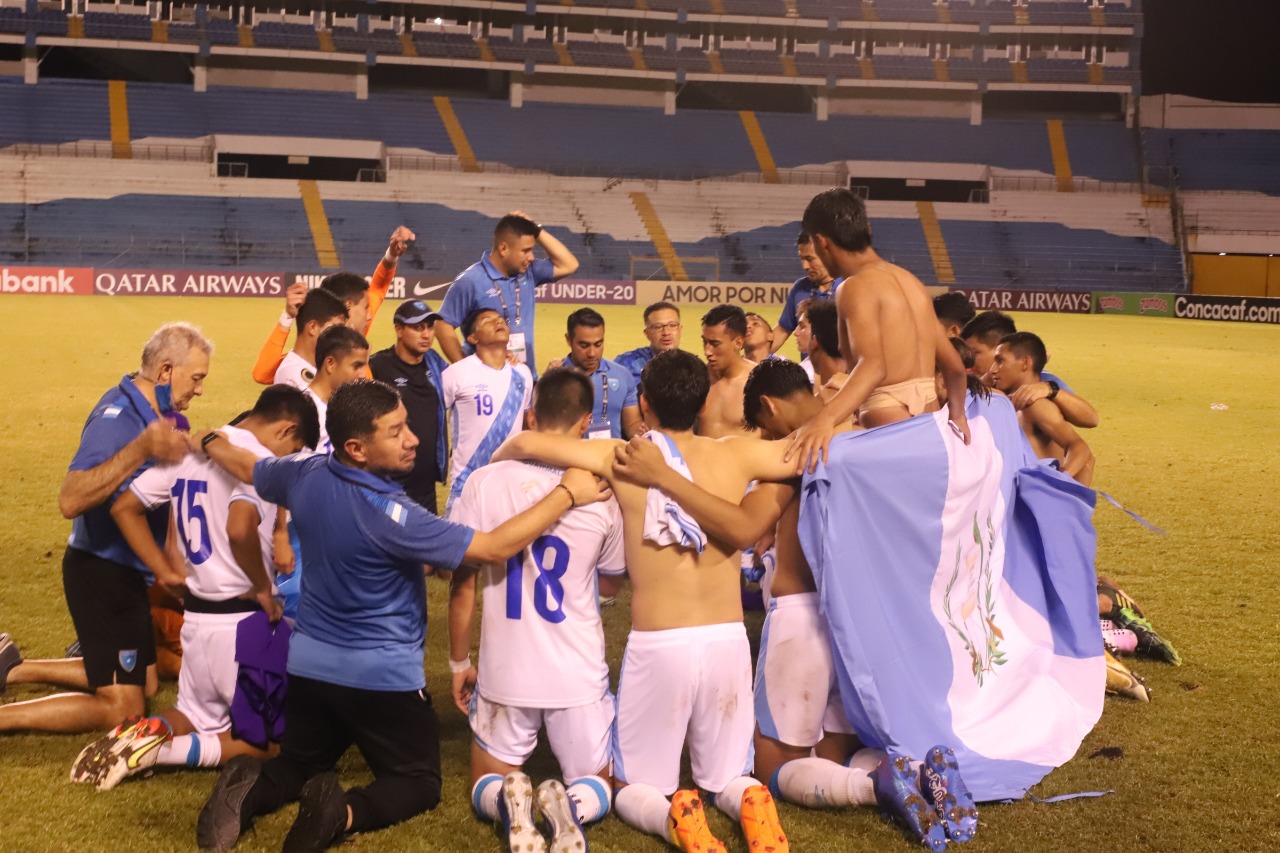 Los jugadores de Guatemala celebran después de lograr la clasificación al Mundial Sub 20. (Foto Prensa Libre: Fedefut)