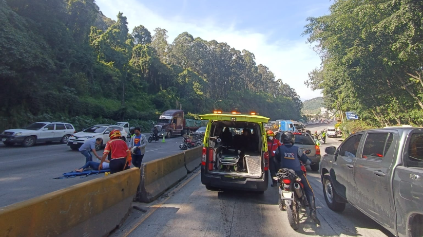 Fuerte accidente paraliza el tránsito en la bajada de Villalobos