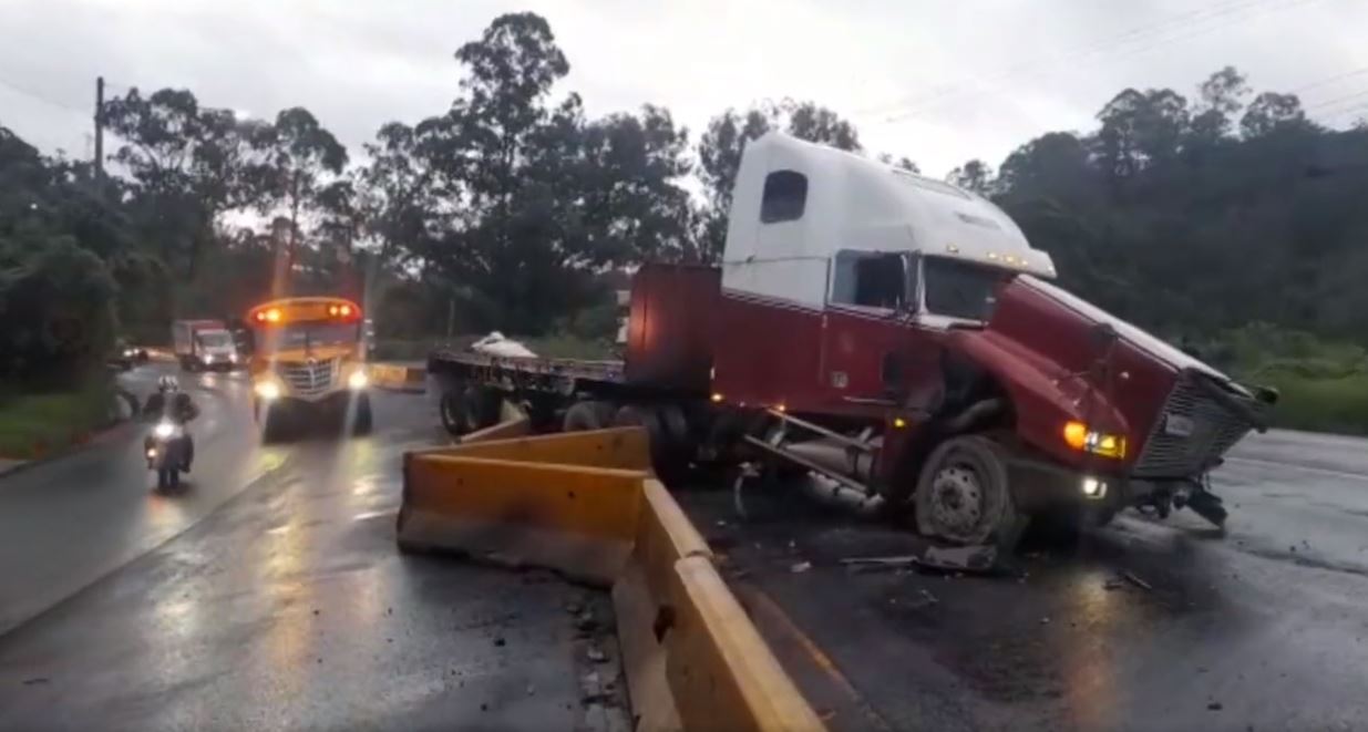Un tráiler se accidentó en el km 24 de la ruta al Pacífico, lo que complica el tránsito en el lugar y en las vías alternas por el hundimiento en Villa Nueva. (Foto Prensa Libre: PMT Villa Nueva)