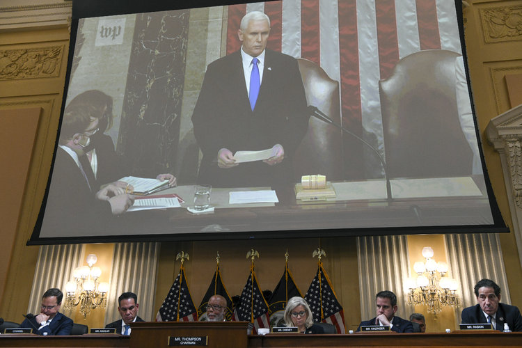 Una pantalla muestra una foto del ex vicepresidente Mike Pence durante la tercera audiencia del Comité Selecto de la Cámara de Representantes, el 16 de junio de 2022. (Foto Prensa Libre: Kenny Holston/The New York Times)