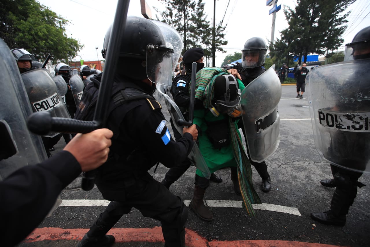 Enfrentamiento PNC y manifetantes en la Roosevelt