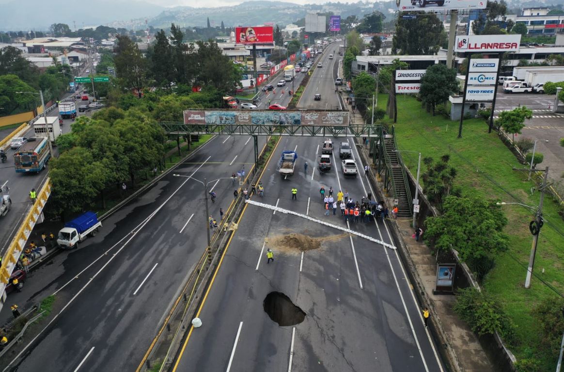 Vista del agujero y grieta que se formó en km 15 ruta al Pacífico en Villa Nueva. (Foto Prensa Libre: Carlos Hernández)