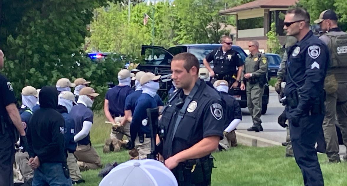 De acuerdo con los medios, los vehículos de los detenidos iban llenos de armas. (Foto: @hm_zubieta/Twitter)