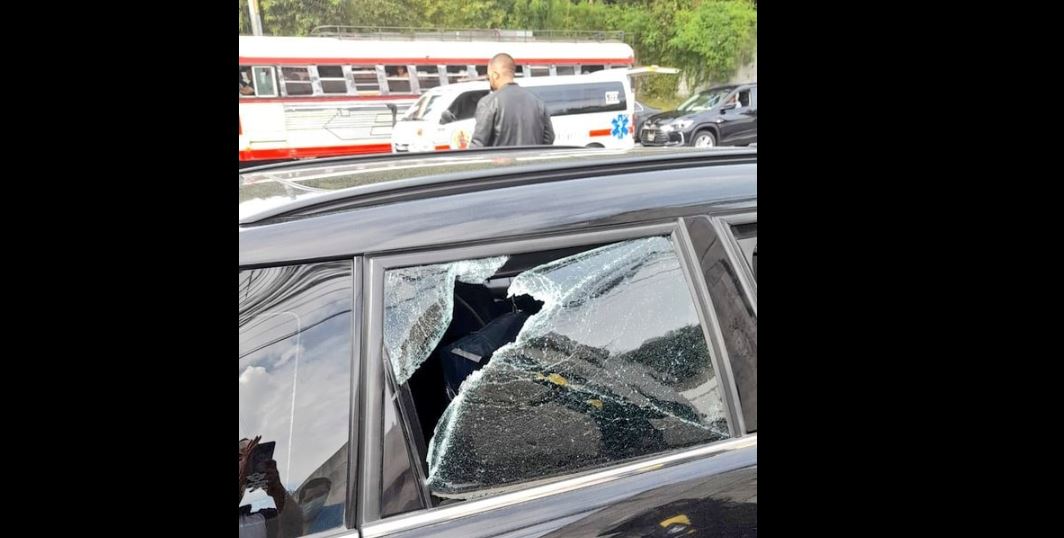 Al menos dos vehículos resultaron con impactos de bala. (Foto: Qué hubo Pinula)