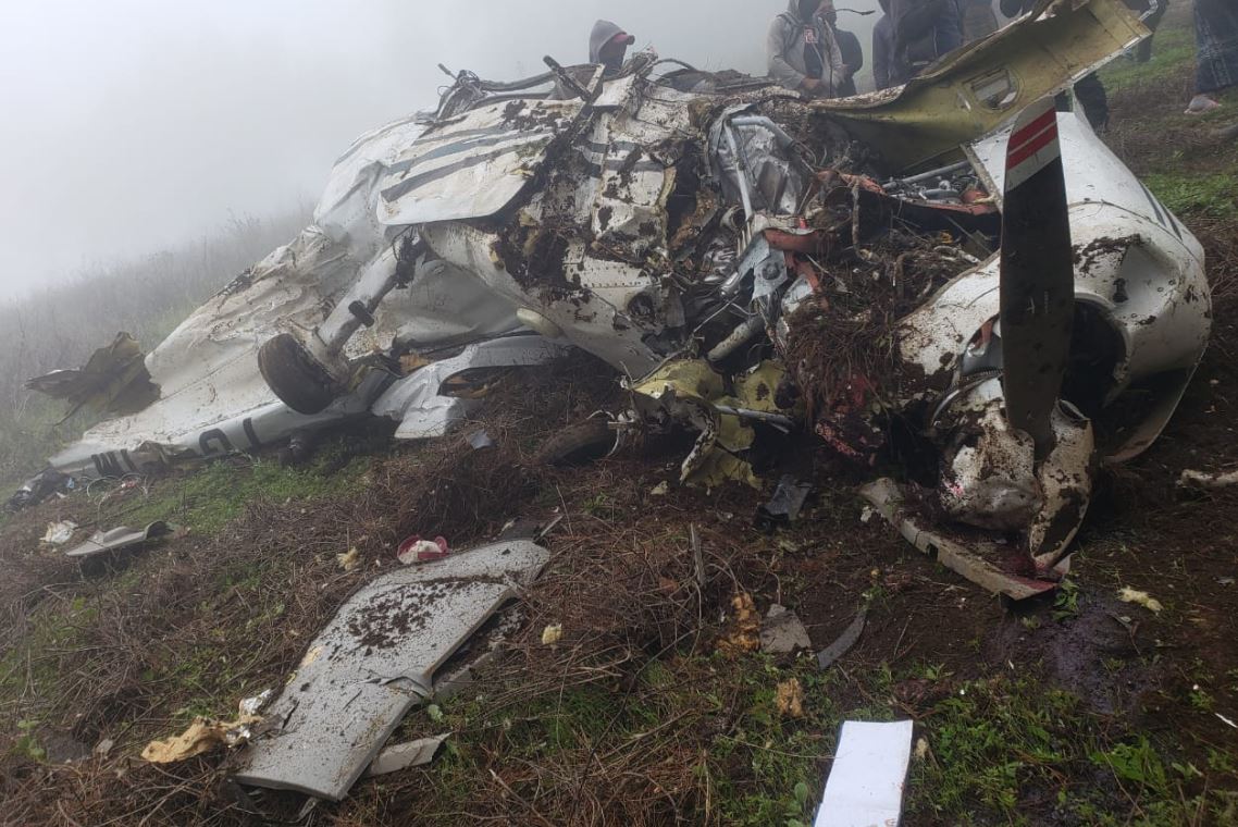 Avioneta Cessna se estrelló en en una zona montañosa de la aldea Chirijox, Santa Catarina Ixtahuacán, Sololá, en el que murió el piloto David Alfredo Barco Jiménez. (Foto Prensa Libre: PNC)