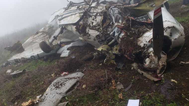 Avioneta Cessna se estrelló en en una zona montañosa de la aldea Chirijox, Santa Catarina Ixtahuacán, Sololá, en el que murió el piloto David Alfredo Barco Jiménez. (Foto Prensa Libre: PNC)