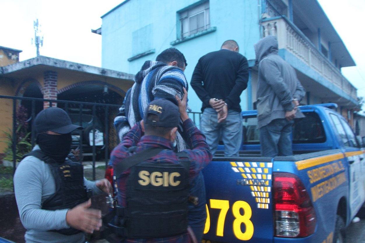La PNC traslada a los tres hombres que fueron detenidos en Cobán, Alta Verapaz, por transportar dos kilos de cocaína. (Foto Prensa Libre: PNC)
