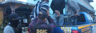 La PNC traslada a los tres hombres que fueron detenidos en Cobán, Alta Verapaz, por transportar dos kilos de cocaína. (Foto Prensa Libre: PNC)