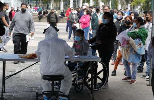 Personas acuden al Parque Central de la capital para hacerse la prueba de covid-19. (Foto Prensa Libre: Esbin García) 