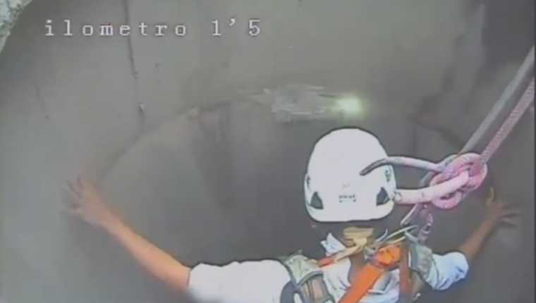 Imágenes durante descenso a colector muestran grietas y daños en la estructura. (Captura de video/Municipalidad de Villa Nueva)