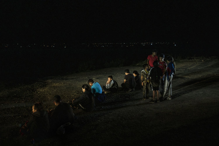 Un grupo de migrantes que cruzaron el río Grande y se entregaron a los agentes fronterizos esperan a ser procesados, en Roma, Texas, el 5 de mayo de 2022. (Foto Prensa Libre: Kirsten Luce/The New York Times)