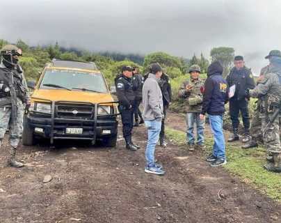 Conflicto entre Ixchiguán y Tajumulco: Familia que quedó en medio de una balacera en el volcán Tajumulco recupera su vehículo
