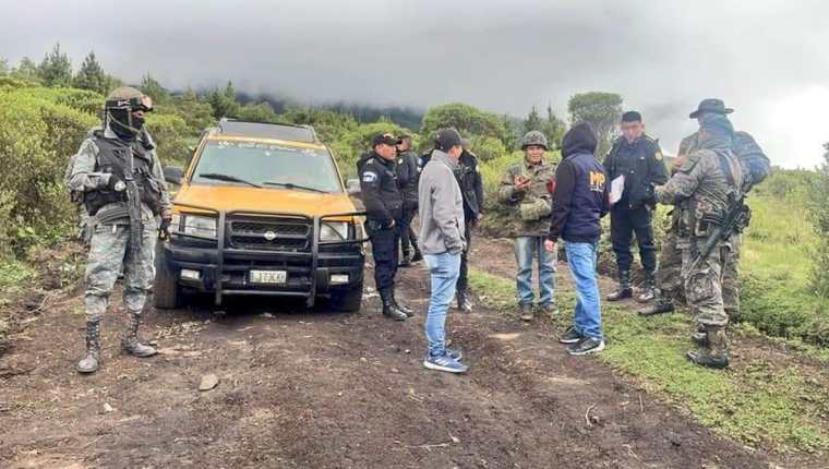 La familia descendía del volcán Tajumulco cuando fue atacada a tiros, por lo que debieron abandonar su vehículo. (Foto: Ejército de Guatemala)