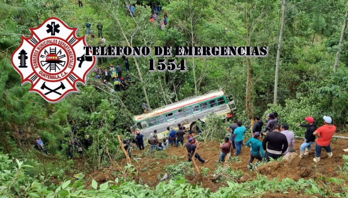 El autobús cayó al barranco debido a la inestabilidad del suelo por las fuertes lluvias. (Foto: Bomberos Municipales Departamentales)