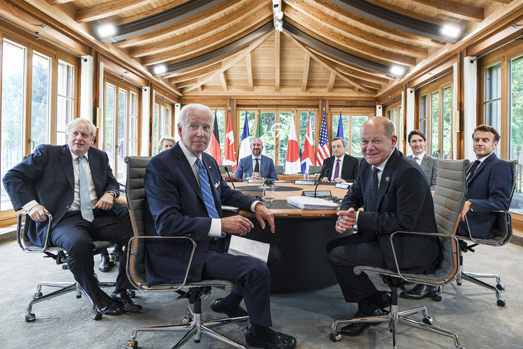 El presidente Biden, al centro, con otros líderes del Grupo de los 7 en Elmau, Alemania, el domingo.