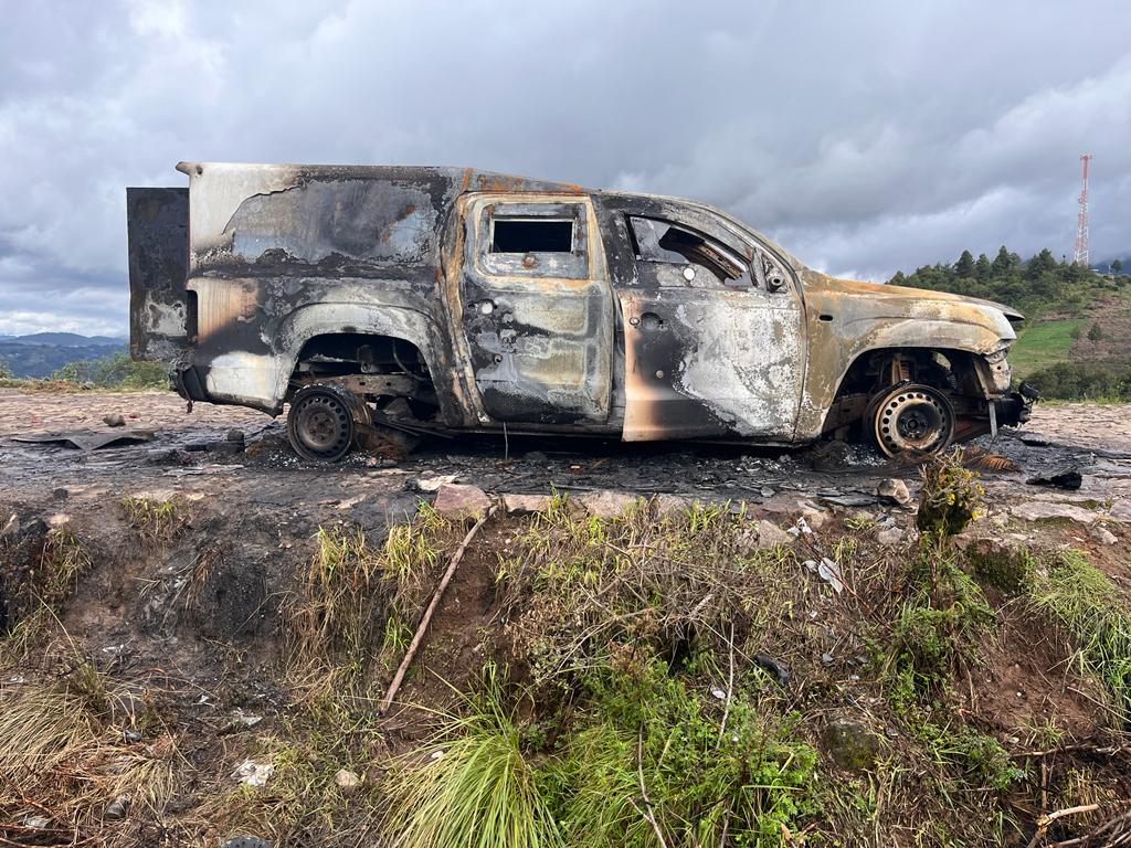 Un vehículo blindado fue localizado incendiado entre Tajumulco e Ixchiguán, San Marcos, pero de sus ocupentes no hay pista. (Foto Prensa Libre: Ejército de Guatemala) 