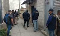 Agentes de la PNC y fiscales del MP durante los allanamientos que realizaron en Amatitlán y la zona 18 capitalina. (Foto Prensa Libre: PNC)
