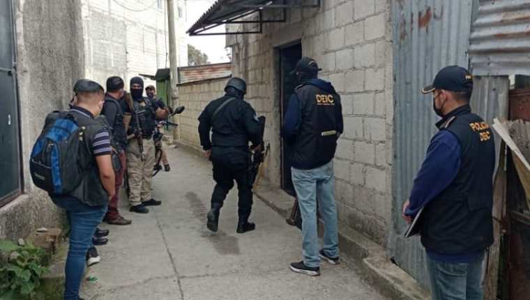 Agentes de la PNC y fiscales del MP durante los allanamientos que realizaron en Amatitlán y la zona 18 capitalina. (Foto Prensa Libre: PNC)