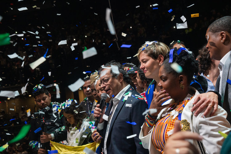 Gustavo Petro y Francia Márquez celebran tras ganar las elecciones presidenciales en Bogotá, Colombia, el domingo 19 de junio de 2022. (Foto Prensa Libre: Federico Ríos/The New York Times)