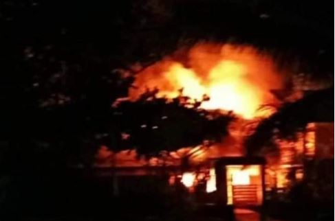 Cámaras captan la quema de sede policial en Lívingston. (Foto: Cortesía)