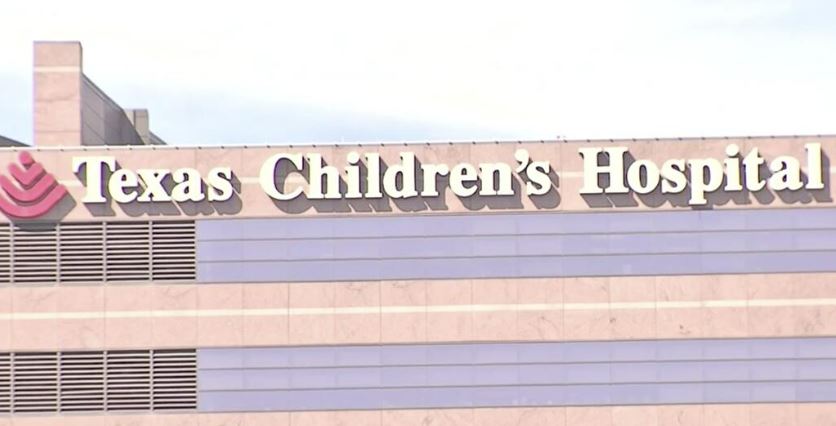Una médica del Texas Children's Hospital es demandada por negligencia. (Foto Prensa Libre: Univisión)