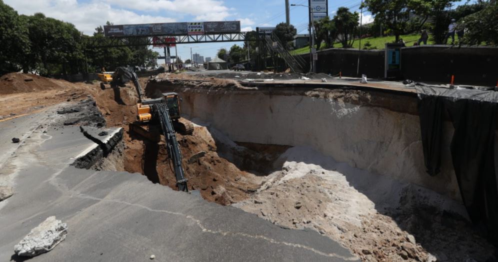 Maquinaria trabaja en el agujero del km 15 de la ruta al Pacífico, Villa Nueva. (Foto Prensa Libre: María José Bonilla)