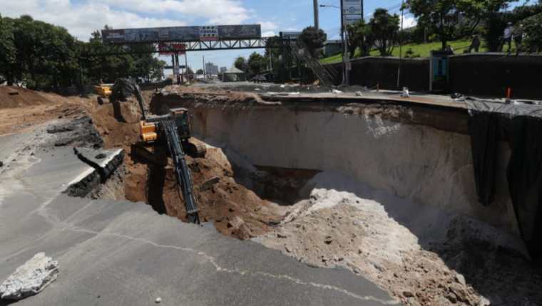 Maquinaria trabaja en el agujero del km 15 de la ruta al Pacífico, Villa Nueva. (Foto Prensa Libre: María José Bonilla)
