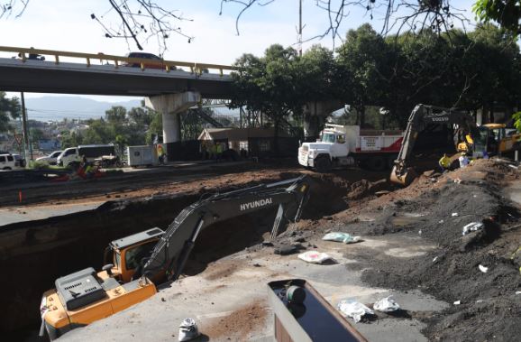 Maquinaria trabaja en el hundimiento del km 15 de la ruta al Pacífico, Villa Nueva. (Foto Prensa Libre: María José Bonilla)