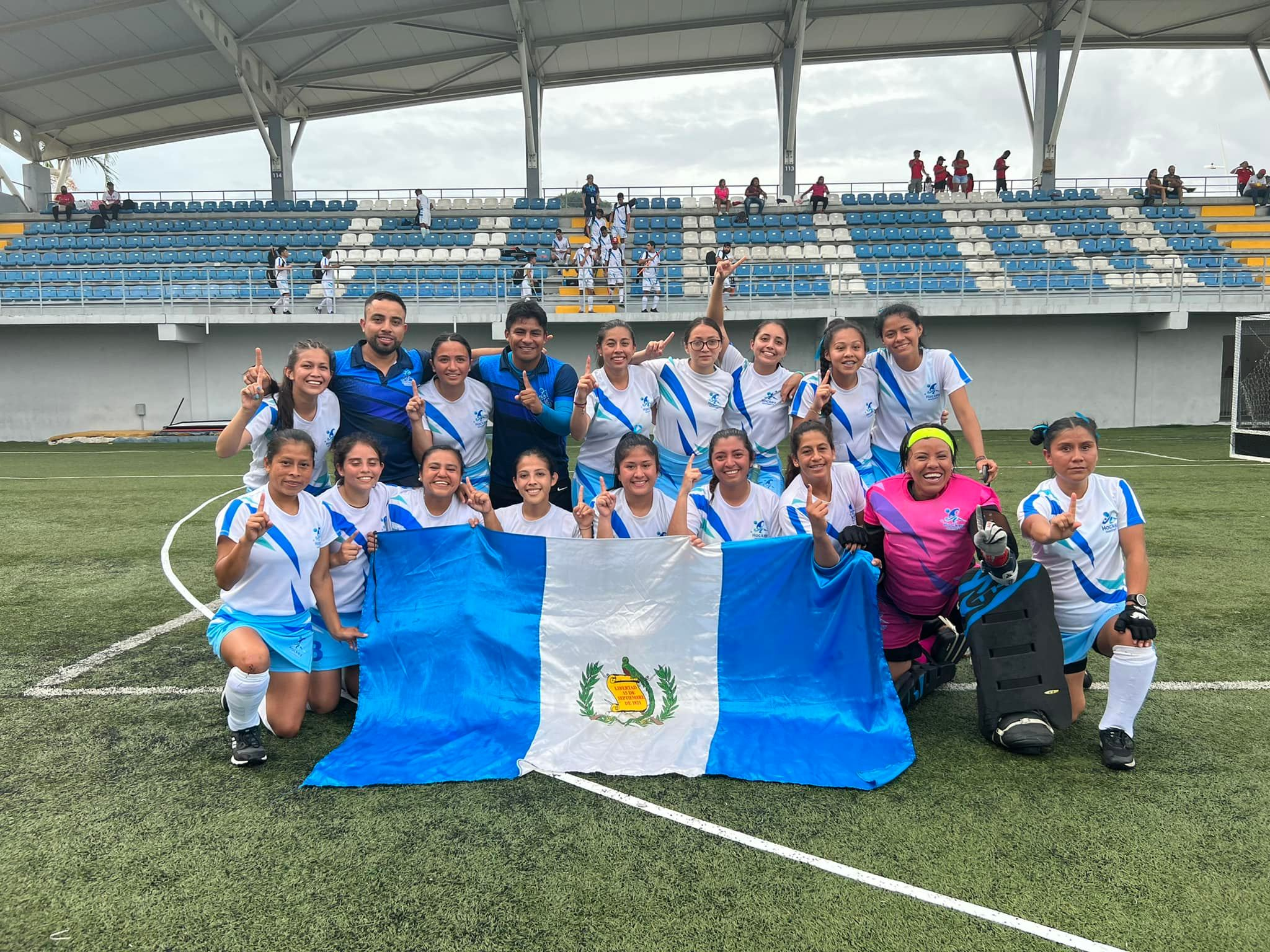 Integrantes de la Selección Femenina de hockey sobre césped celebran la obtención del primer lugar. Foto Prensa Libre (Hockey Guatemala)