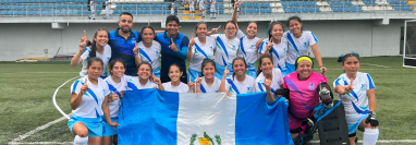 Integrantes de la Selección Femenina de hockey sobre césped celebran la obtención del primer lugar. Foto Prensa Libre (Hockey Guatemala)