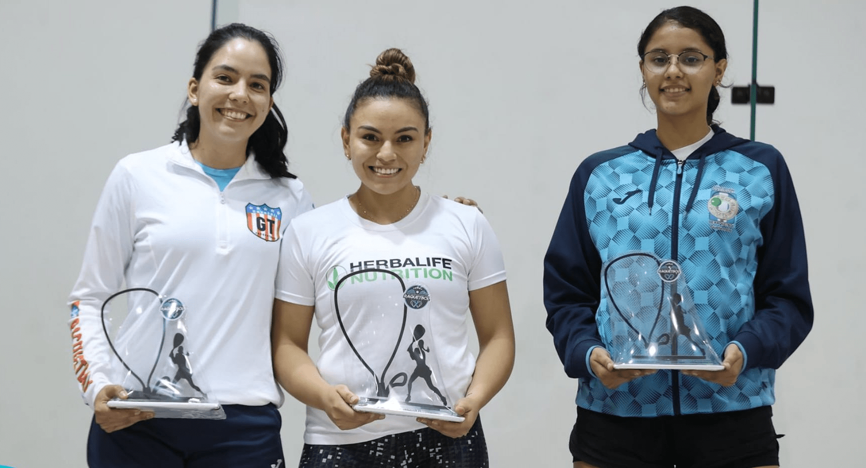  Ana Gabriela Martínez, María Renée Rodríguez y Jazmín Aguilar, serán las competidoras por Guatemala. Foto Prensa Libre Asociación de Raquetbol de Guatemala)