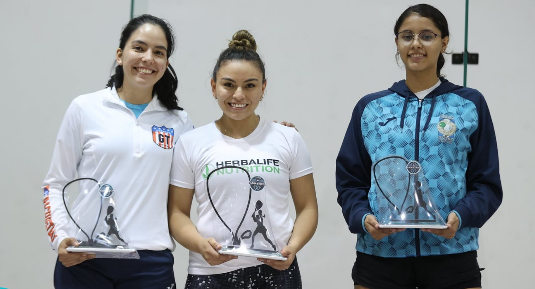  Ana Gabriela Martínez, María Renée Rodríguez y Jazmín Aguilar, serán las competidoras por Guatemala. Foto Prensa Libre Asociación de Raquetbol de Guatemala)